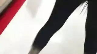 خدمة فموية شابة بجاذبية الجوارب المخططة