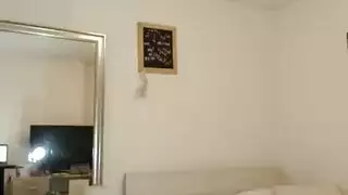 الفتاة المثيرة تمشي عارية بالكعب العالي وهي تلمس فرجها المبلل