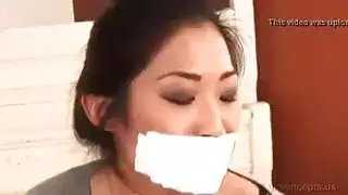 جنس سحاقي خشن: سيدتان تدمران فرج شقراء مقيدة