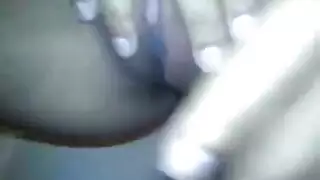 مراهقة مغرية تكشف عن جسمها العاري في دسار أسود