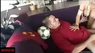 قضيب شاب وصديقه يملآن زوجة الأب في مشهد جنسي في الحمام