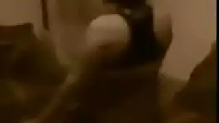 علي الواقف بقميص النوم