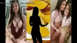 طالبتان تشاركان قضيبًا صناعيًا على أرضية الفصل