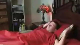 أم وابنتها غير الشقيقتين تمارسان الجنس المثلي الإباحي على أريكة غرفة المعيشة