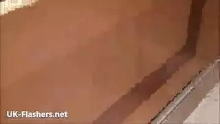 شقراء هاوية تتعرى وتنشرق على الأريكة لجنس صريح