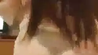 لقاء سحاقي شهواني: لحس المهبل والإصبع على الطاولة