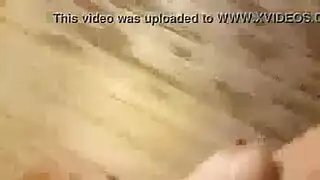 مسجلة على الشريط: سيدة شقراء تتلقى عقاب القصب بجانب المسبح