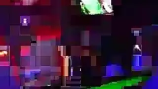 فتاة موشومة تمارس الجنس بعلاقة ثلاثية مع معجبيها تبتلع قذفات مني كبيرة